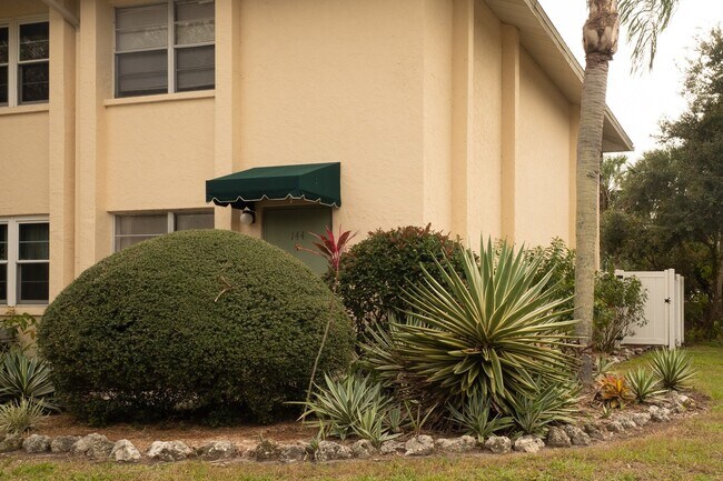 Building Photo - Bayou Oaks-Summer Lakes