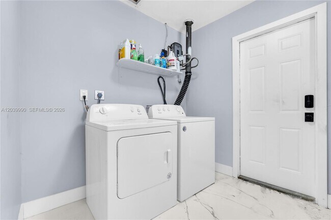 Foto del edificio - Northwest 196th Street, Miami, FL 33169 - 4 BR 2 BA house
