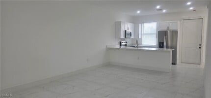 Building Photo - 925 Chenault St