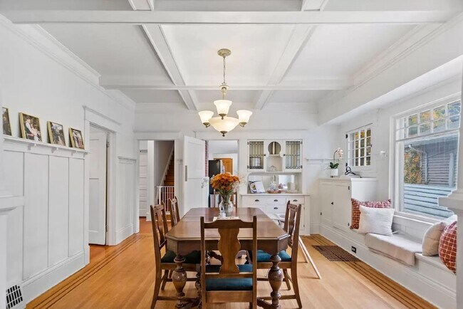 Foto del edificio - Welcome to this charming craftsman home ne...