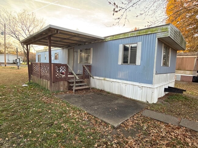 Building Photo - 704 N Linn St