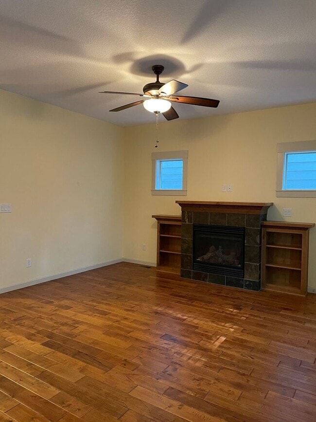 Building Photo - Beautiful 3 Bedroom Home with Private Gree...
