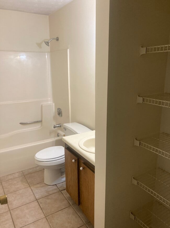 Building Photo - 1127 Bloomfield Rd