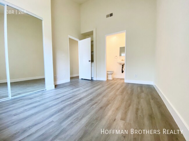 Building Photo - 6941 Hazeltine Ave