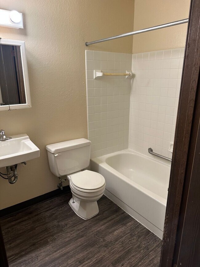 Foto del edificio - One Bedroom with Walk Out Patio