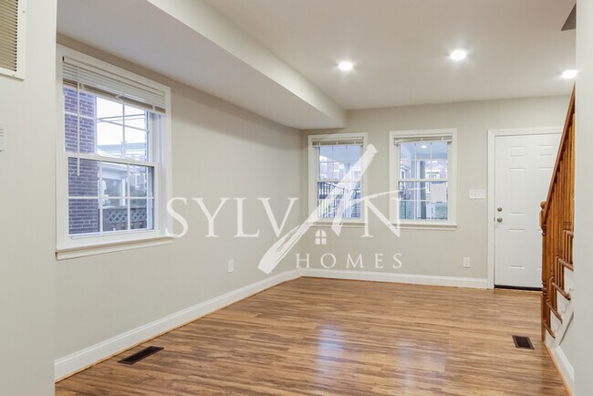 Foto del edificio - Prepare to be impressed by this 5 bedroom,...