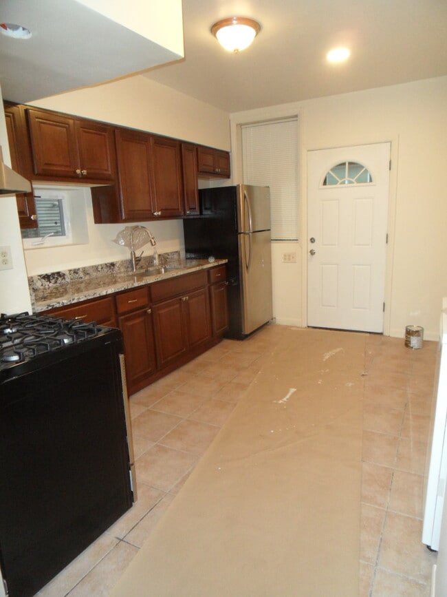 Building Photo - 2033 W Morse Ave