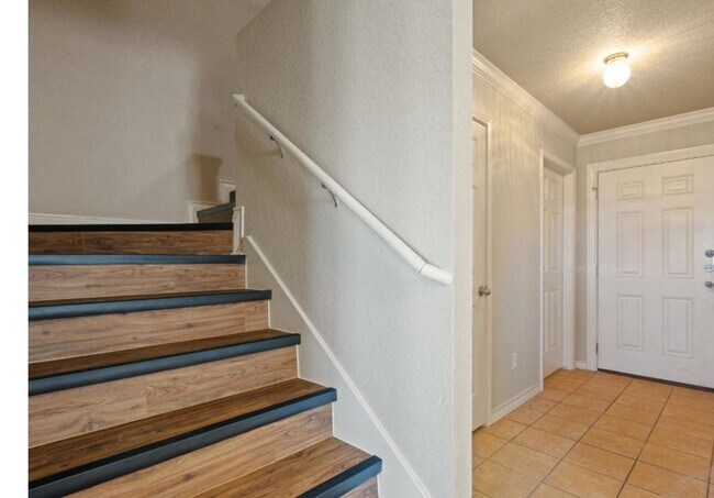 Foto del edificio - Spacious 3 bedroom 2.5 Bath Duplex in Gate...