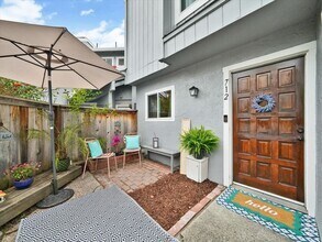 Building Photo - 712 Racquet Club Cir