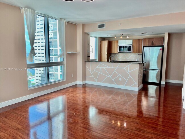 Foto del edificio - 300 S Biscayne Blvd