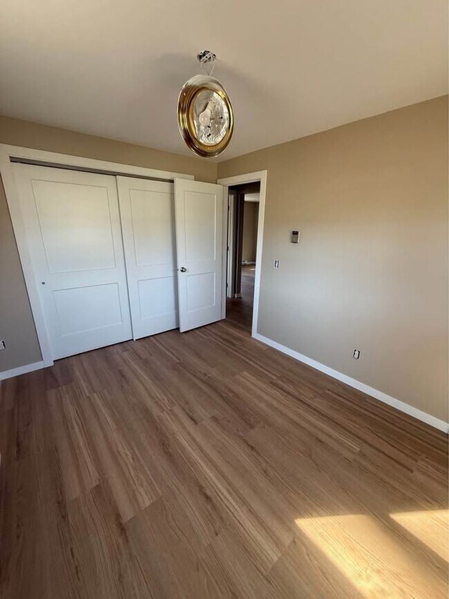 Building Photo - 208 Park St N