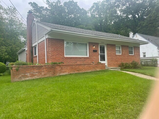 Esta casa está ubicada en una calle tranquila y cuenta con fachada de ladrillo y revestimiento exterior nuevo. ¡Está en excelentes condiciones! - 9707 Bristol Ave