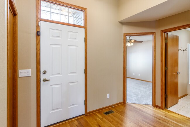 Entrada - 2200 Pinehurst Dr