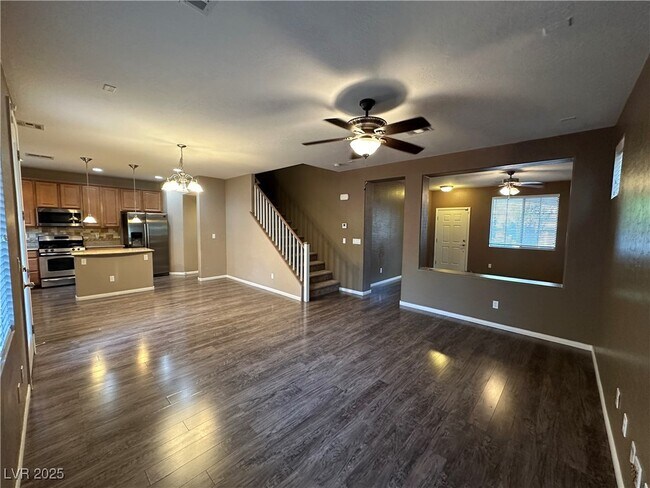 Building Photo - 10419 Lilac Square Ave