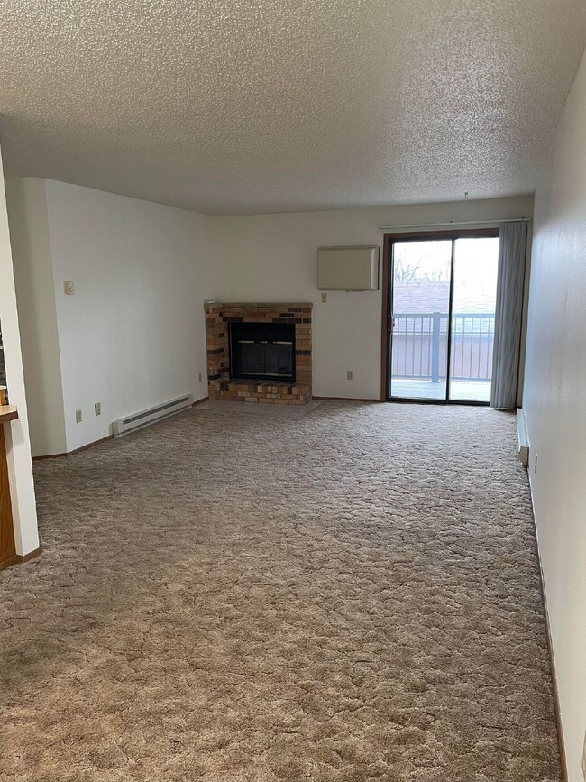 Building Photo - Spacious 2 bedroom 2 bathroom apartment home!