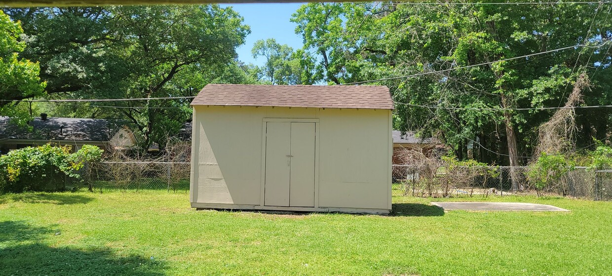 Building Photo - Gorgeous 3 bedroom/1.5 bath home with cove...