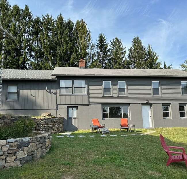 Building Photo - 120 Looking Glass Hill Rd