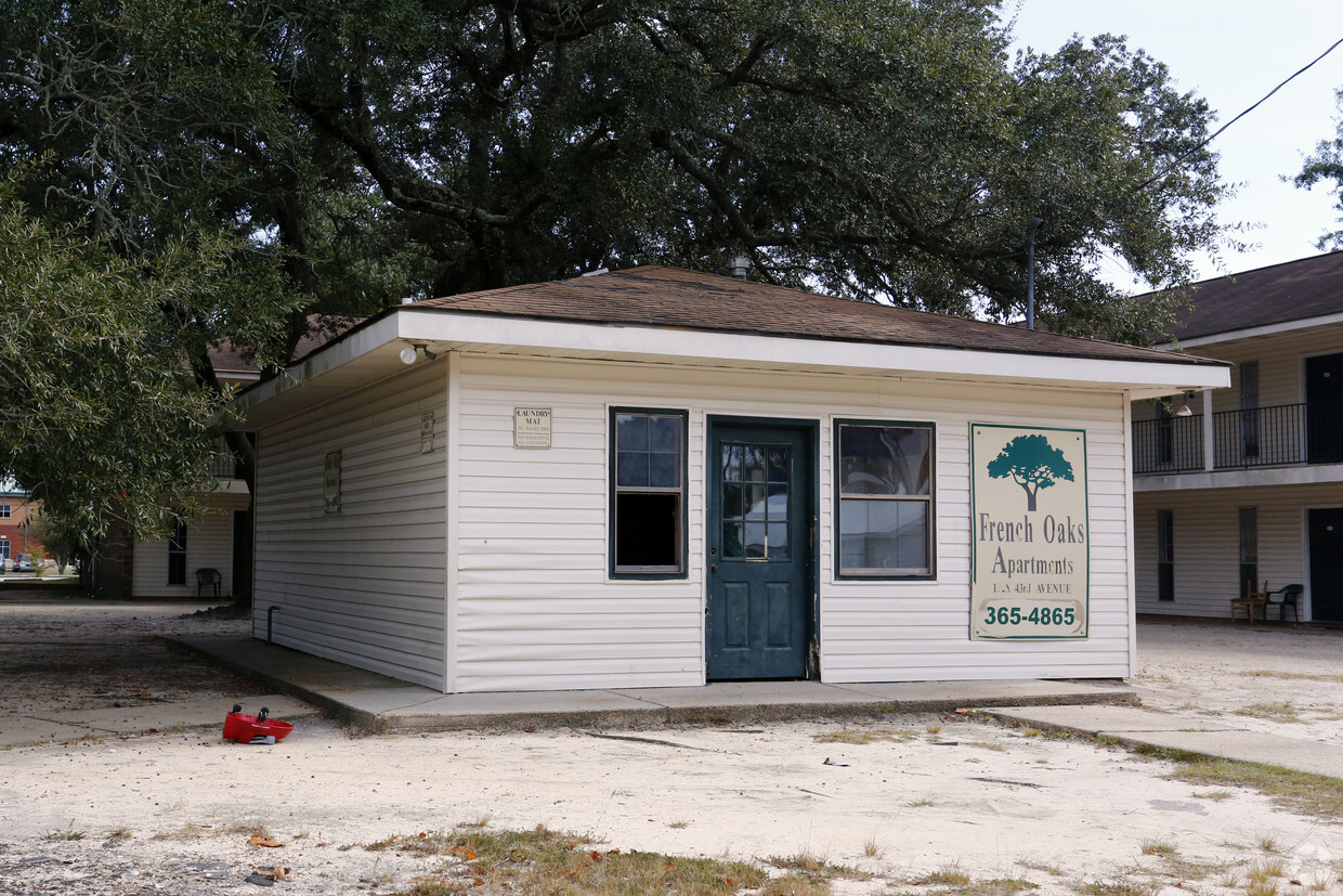 Foto del edificio - French Oaks Apartments