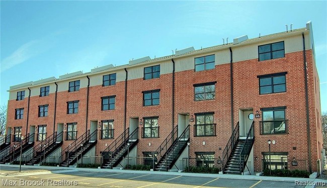 Building Photo - 624 W Eleven Mile Rd