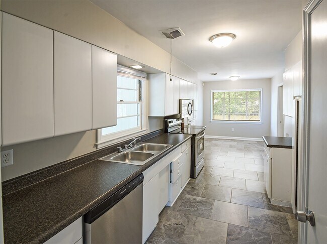 Photo - Newly updated 3 bed, 2 bath near U of M House