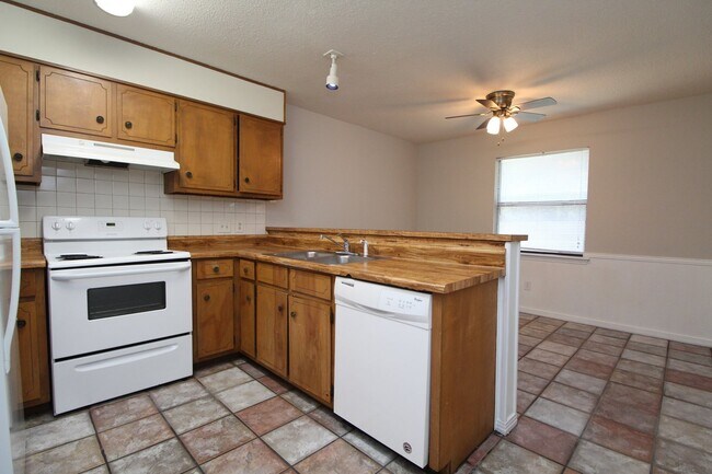 Foto del edificio - Spacious Tierra Villas Home with Vaulted Ceilings, Fireplace & Covered Patio