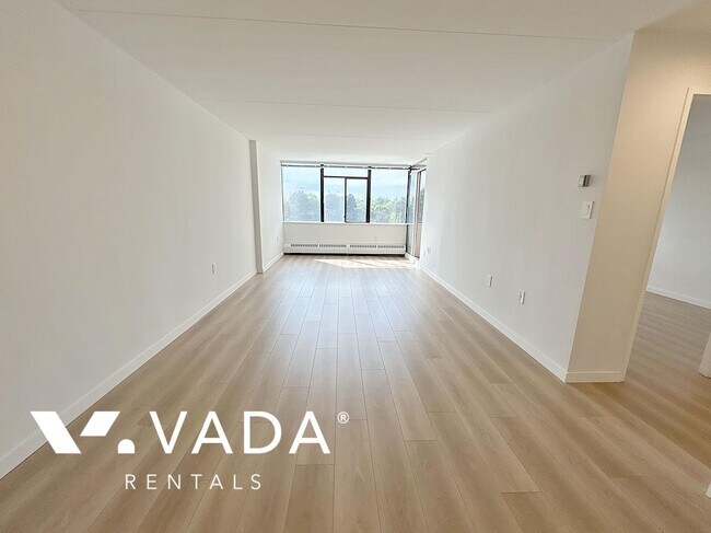 Photo du bâtiment - Regency Park Towers 1 Bed Apartment Rental...