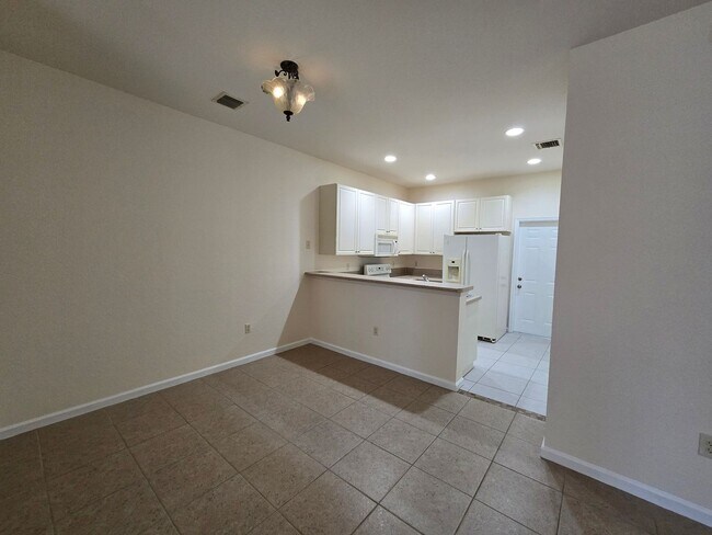 Foto del edificio - ANNUAL RENTAL - 3/2 BRADFORD PLACE