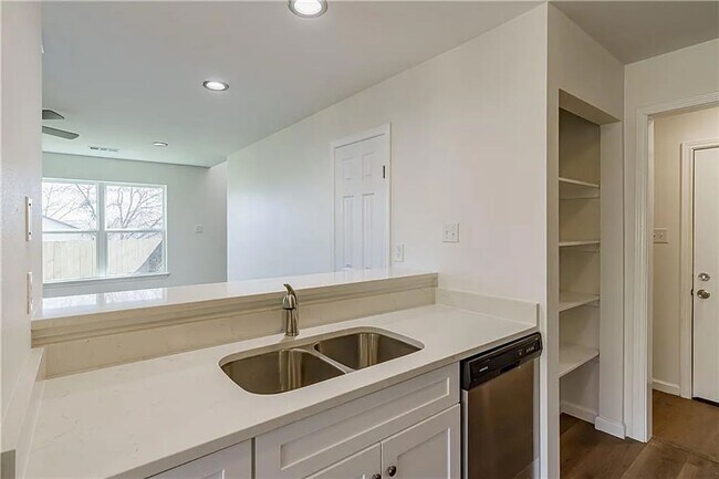 Foto del edificio - Modern Comfort Meets Relaxed Living in This Bright, Stylish Home with a Private Backyard Oasis