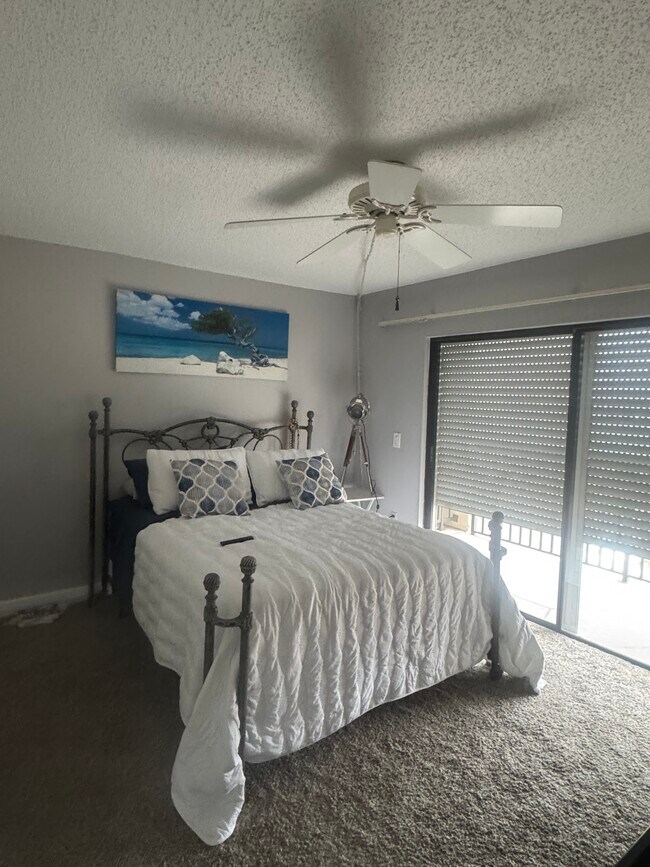 Building Photo - 7300 Sun Island Dr S