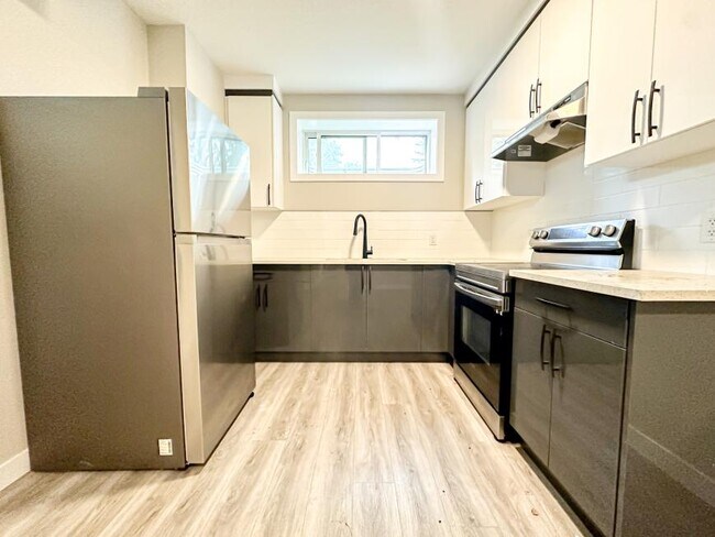 Photo du bâtiment - 1.0 bedroom in Edmonton Alberta T6C 0V4