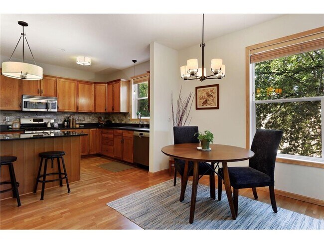 Foto del edificio - 301 Oak Grove St