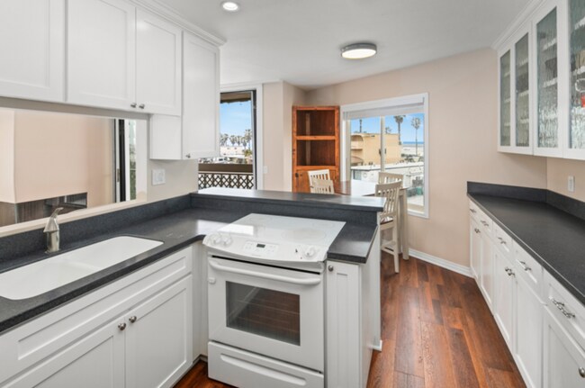 Foto del edificio - Stunning Ocean Beach Top Floor Corner Beac...