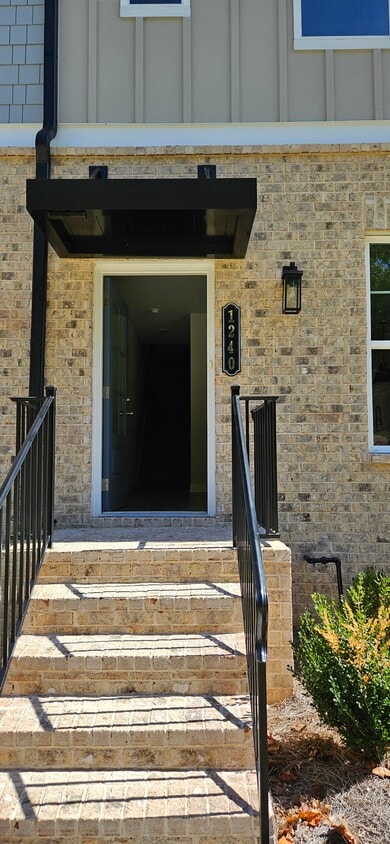 Primary Photo - 1240 Ainsworth Alley