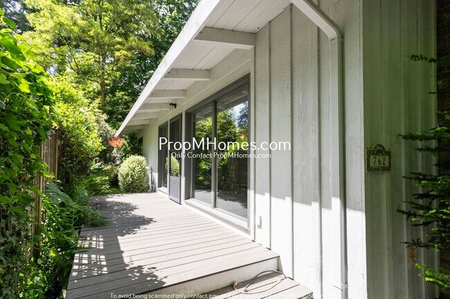 Foto del edificio - Charming 2BR in Sought After First Additio...