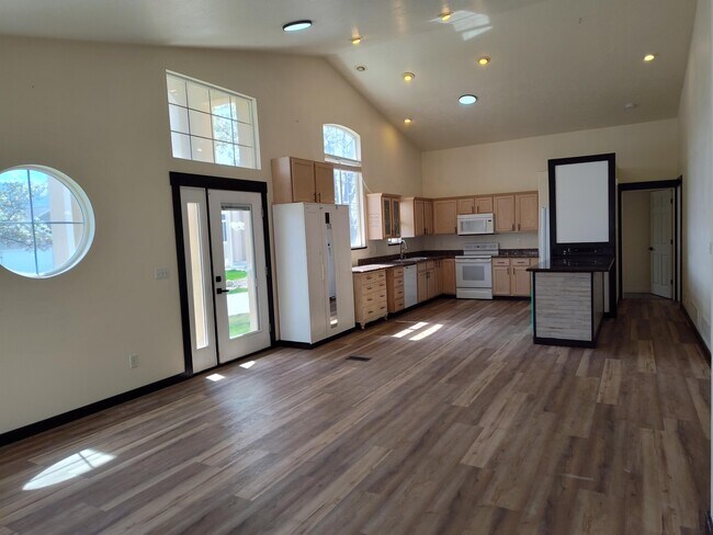 Building Photo - 382 E Marina Cir