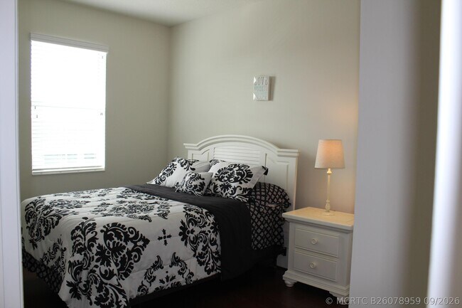 Building Photo - 1168 S Community Dr