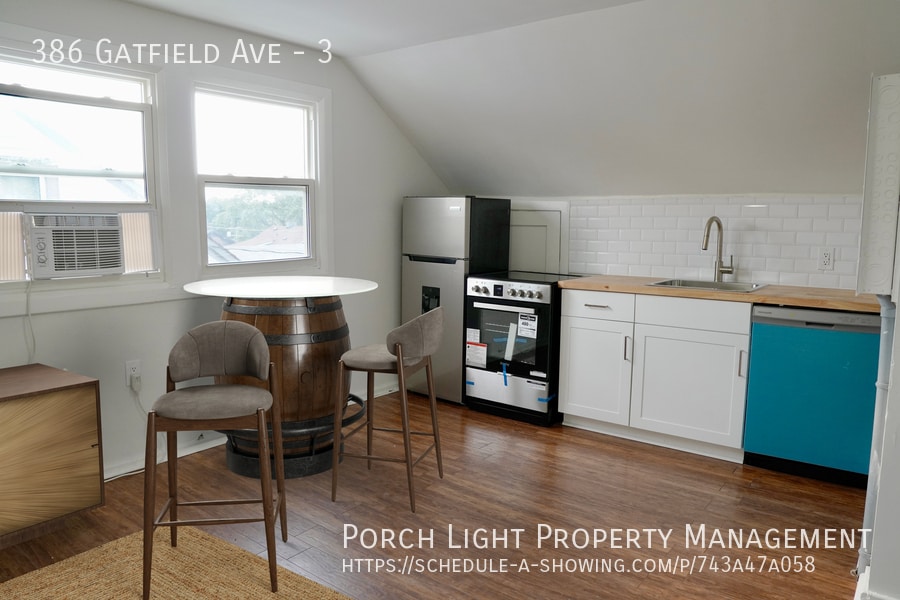 Primary Photo - Renovated 1 Bedroom Loft - Lots of Natural Light - Brand New Upgrades