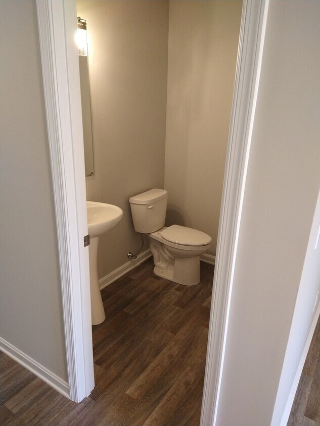 Building Photo - Modern Kitchen • Walk-In Closet • Private ...