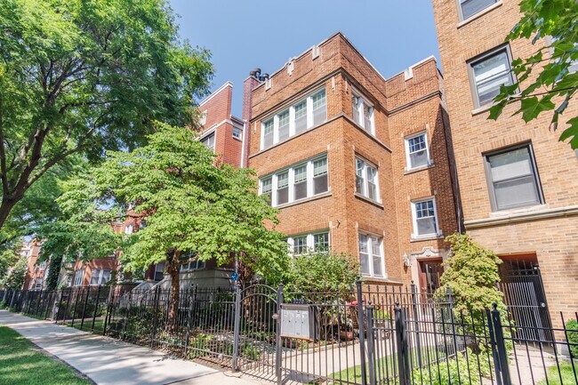 Building Photo - 2026 W Farragut Ave