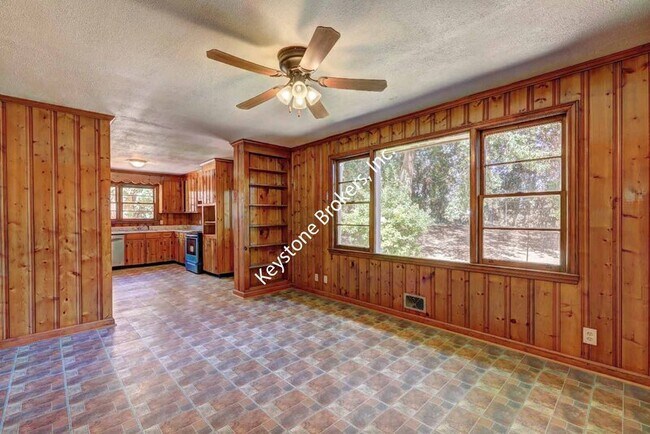 Building Photo - 2727 Cowan Dr