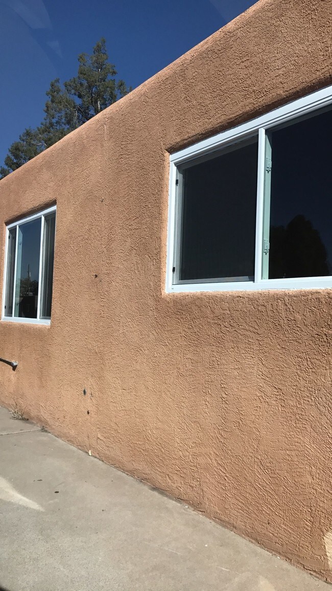 Building Photo - 636 San Pedro Dr SE