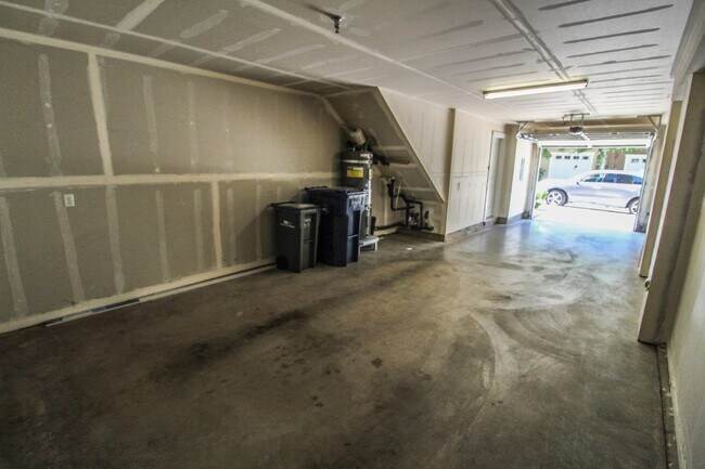 Foto del edificio - 2bed/2bath Lake Boren Townhome with greenbelt and lake views! Prime Newcastle Location.