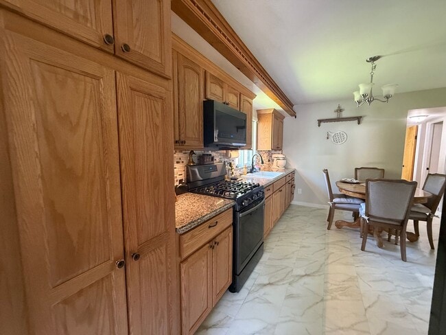 Building Photo - Three Bedroom Home in Whitehall