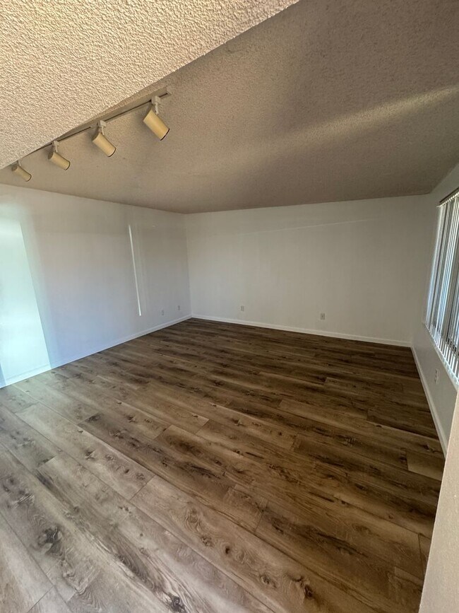 Foto del edificio - Charming 3 bedroom 2.bath with yard