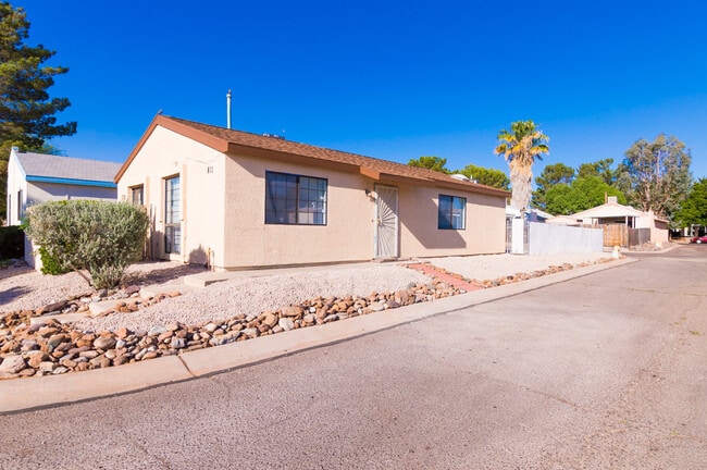 Building Photo - Charming Patio Home on Corner Lot! 2 Bedro...