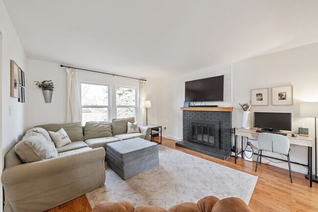 Sala de estar luminosa y espaciosa con grandes ventanales que permiten la entrada de abundante luz natural. - 3418 Stratton Dr
