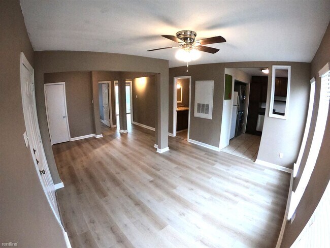 Building Photo - 2 br, 2 bath 4plex - 404 Manuel Dr A