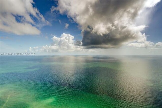 Foto del edificio - 18501 Collins Ave