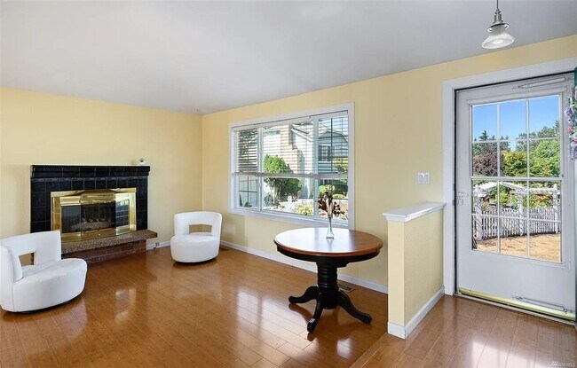 Building Photo - Cul-de-Sac Home Near Alderwood with Private Backyard