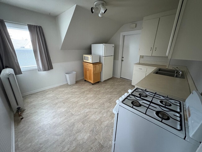 Building Photo - 834 Paris Ave NE